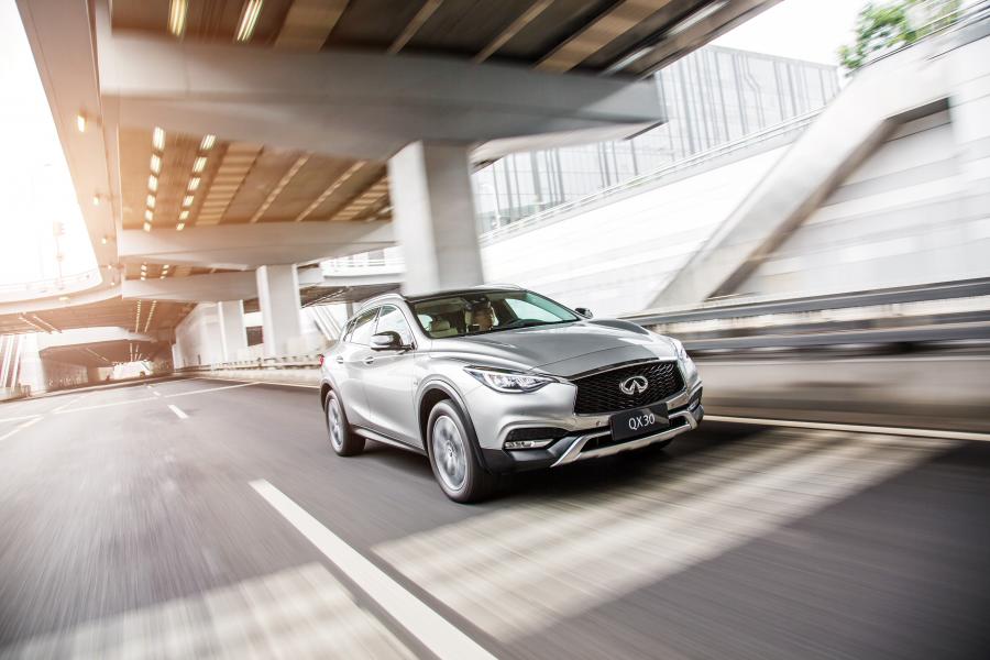  Infiniti QX30 2.0t AWD 2016 года  (фото 9 из 30)